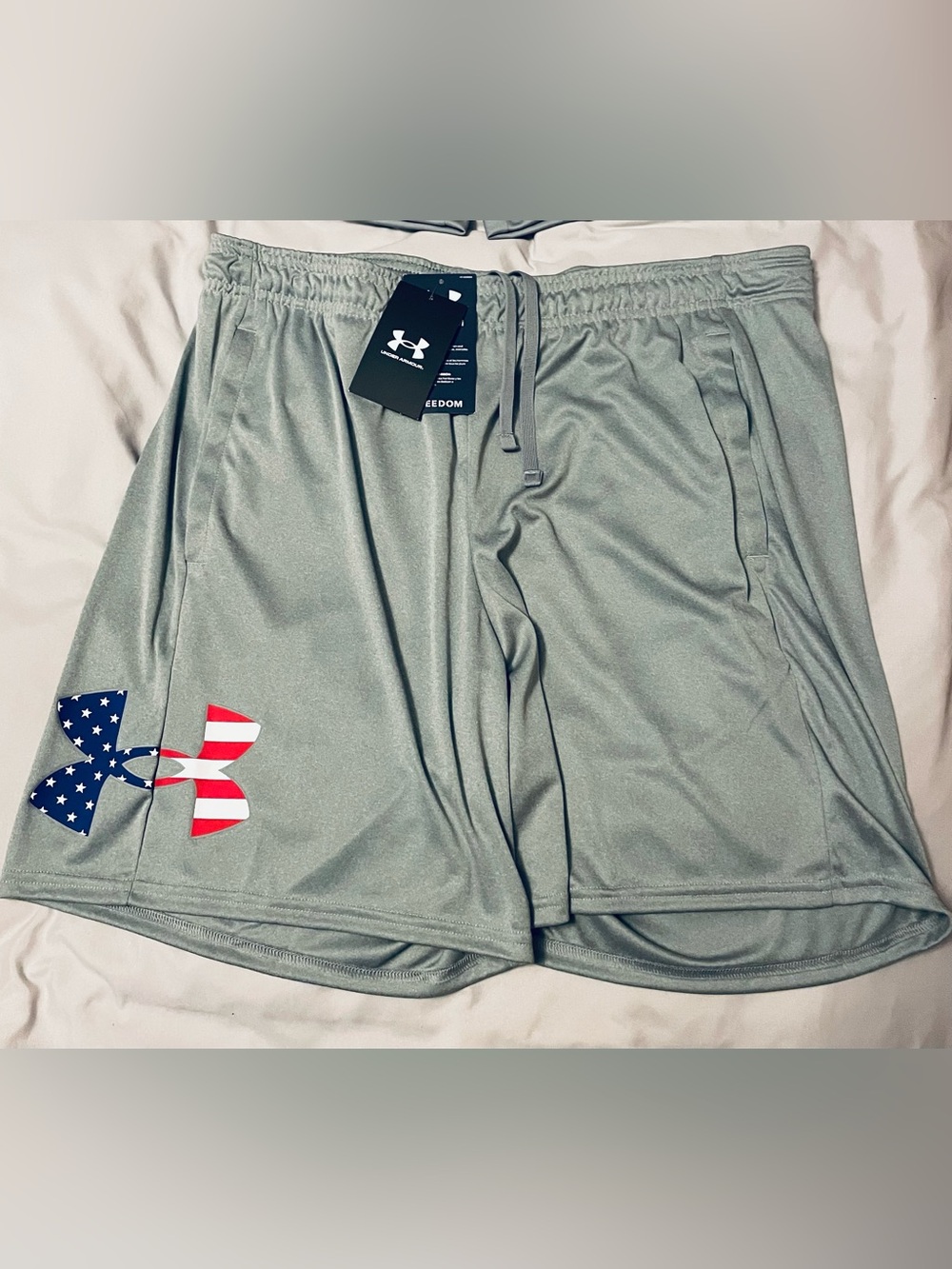 NWT• Under Armour Men’s Tech Freedom Shorts. “Gray/Big Flag Logo”. Size: Large